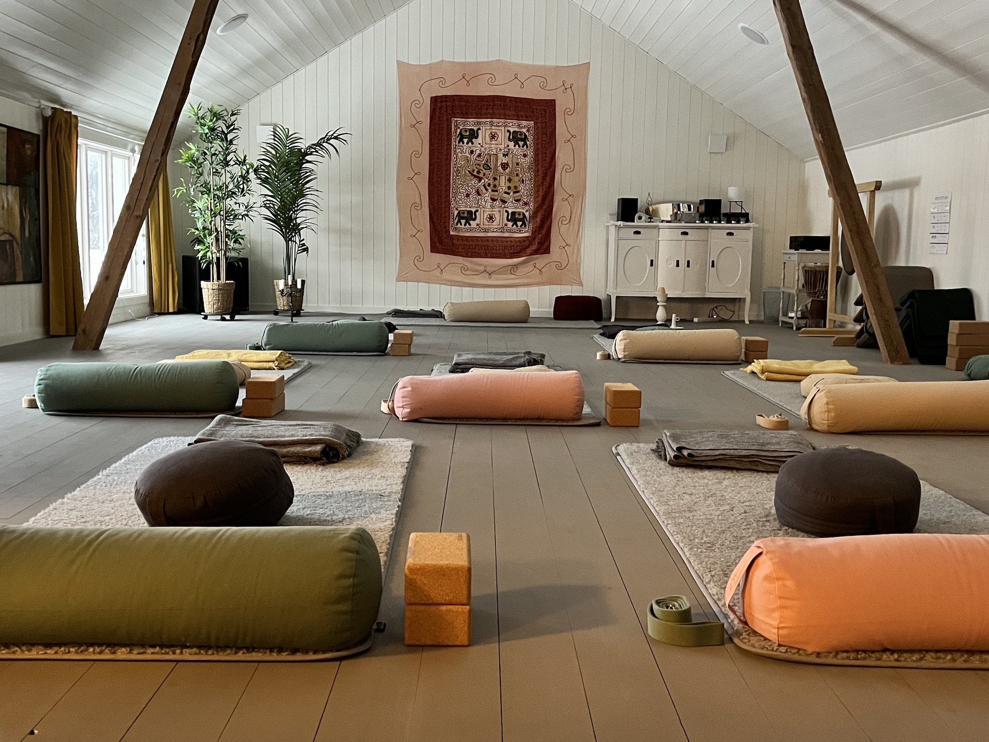 Ett rum med yogamattor